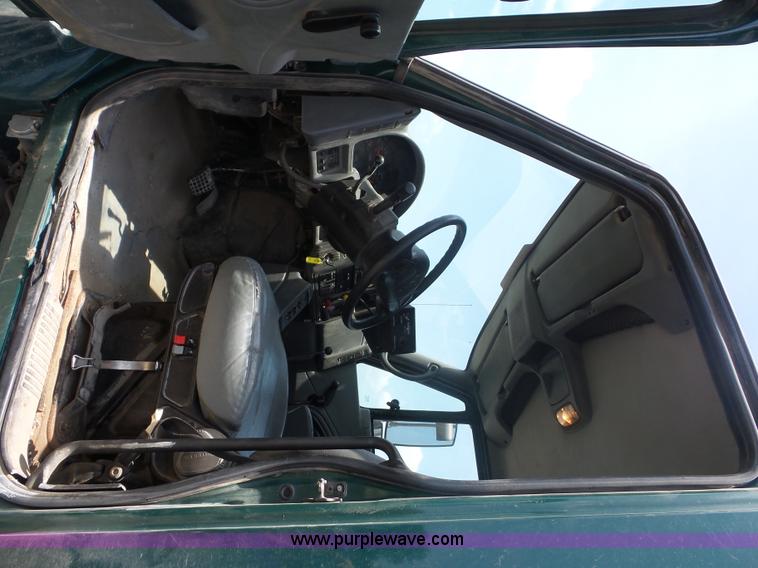 image for item L2875 2006 International 7400 dump truck