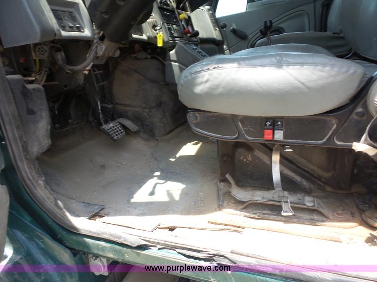 image for item L2875 2006 International 7400 dump truck