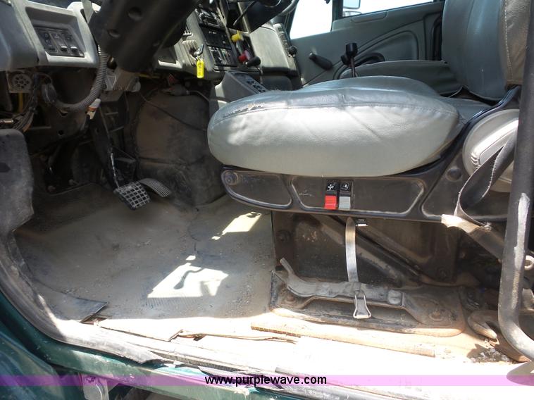 image for item L2875 2006 International 7400 dump truck