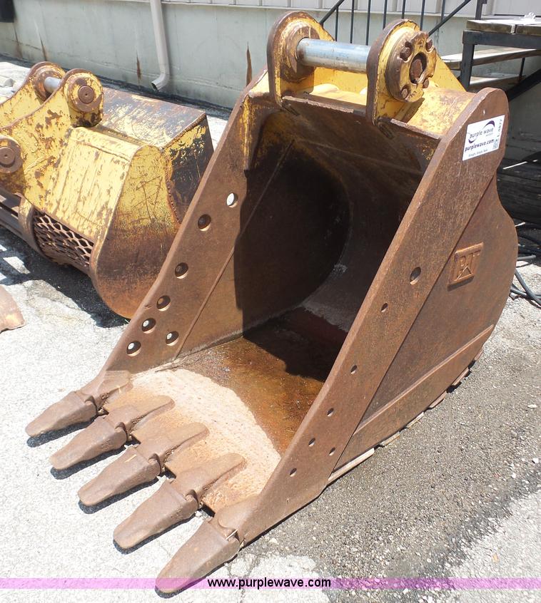 Caterpillar excavator bucket in Olathe, KS Item L4877 sold Purple Wave