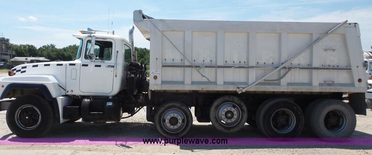 image for item L4885 1993 Mack RD690S dump truck