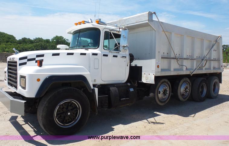 image for item L4885 1993 Mack RD690S dump truck
