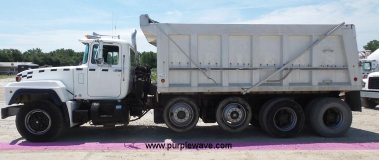 image for item L4885 1993 Mack RD690S dump truck