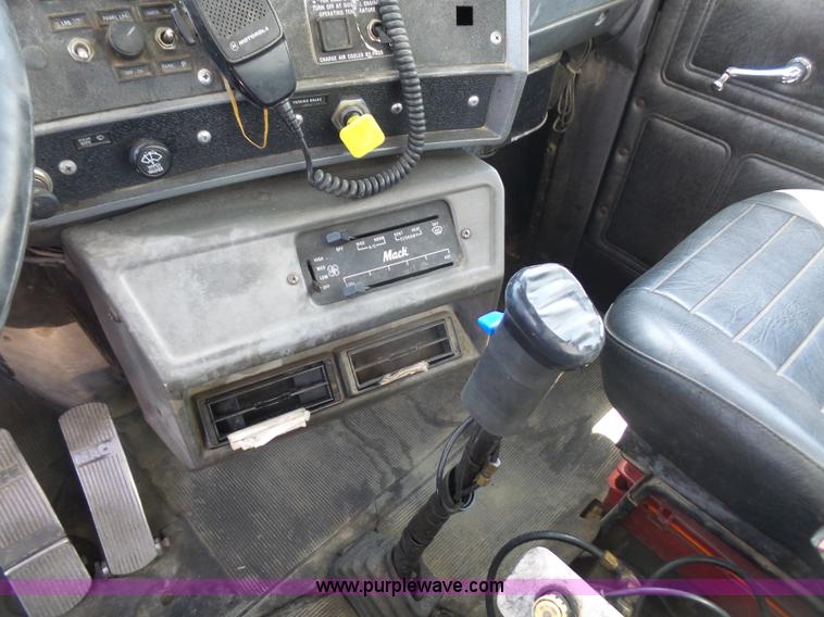 image for item L4885 1993 Mack RD690S dump truck