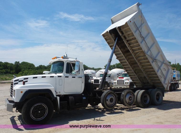 image for item L4885 1993 Mack RD690S dump truck