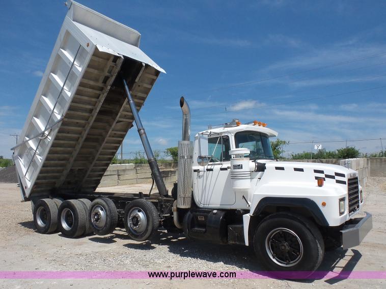 image for item L4885 1993 Mack RD690S dump truck