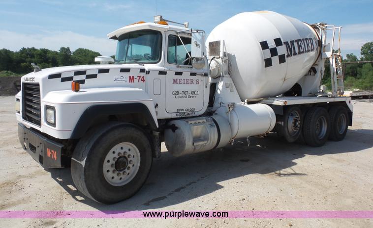 image for item L4886 1995 Mack RD690S mixer truck