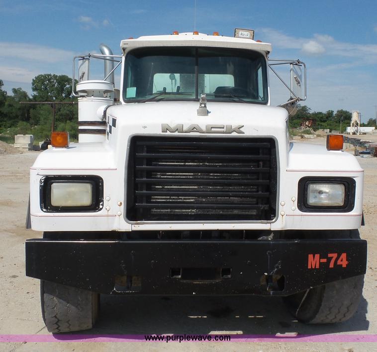 image for item L4886 1995 Mack RD690S mixer truck