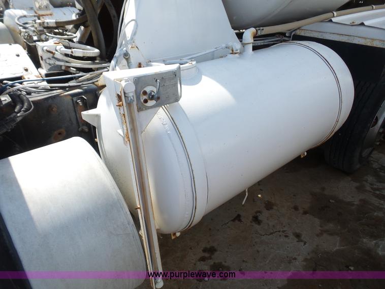 image for item L4886 1995 Mack RD690S mixer truck