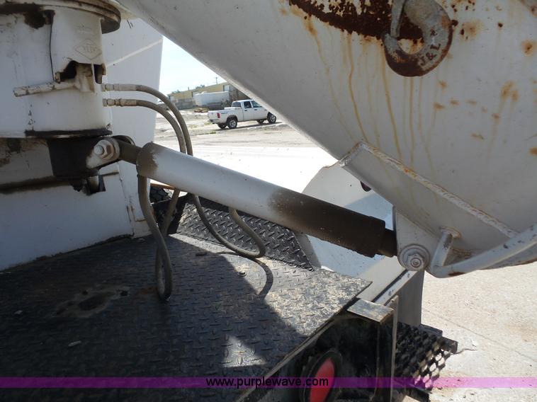 image for item L4886 1995 Mack RD690S mixer truck