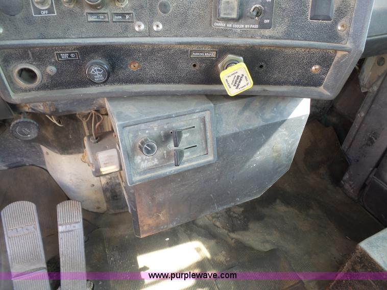 image for item L4887 1995 Mack RD690S mixer truck