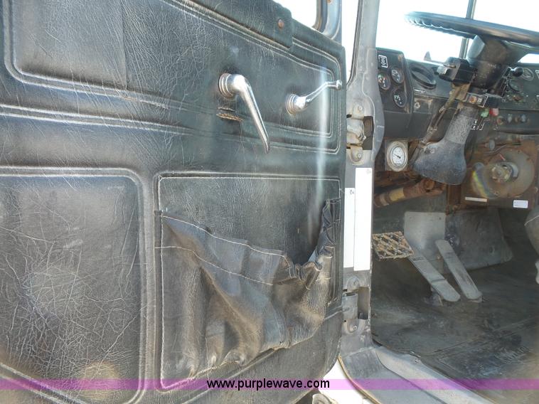 image for item L4889 1995 Mack RD690S mixer truck