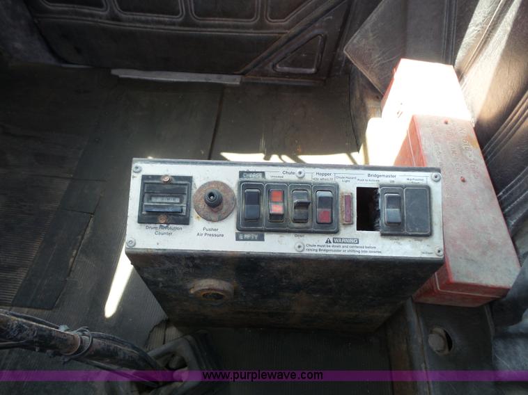 image for item L4889 1995 Mack RD690S mixer truck