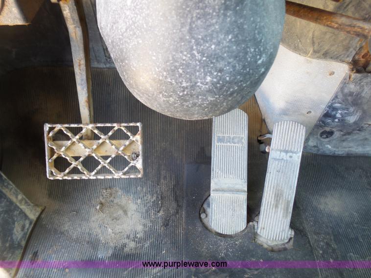 image for item L4889 1995 Mack RD690S mixer truck