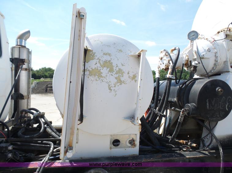 image for item L4889 1995 Mack RD690S mixer truck