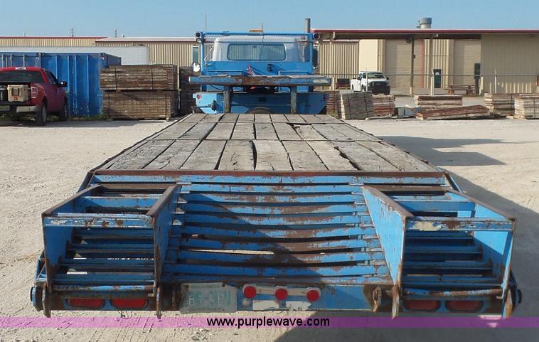 image for item L5894 1993 International 4900 truck with trailer