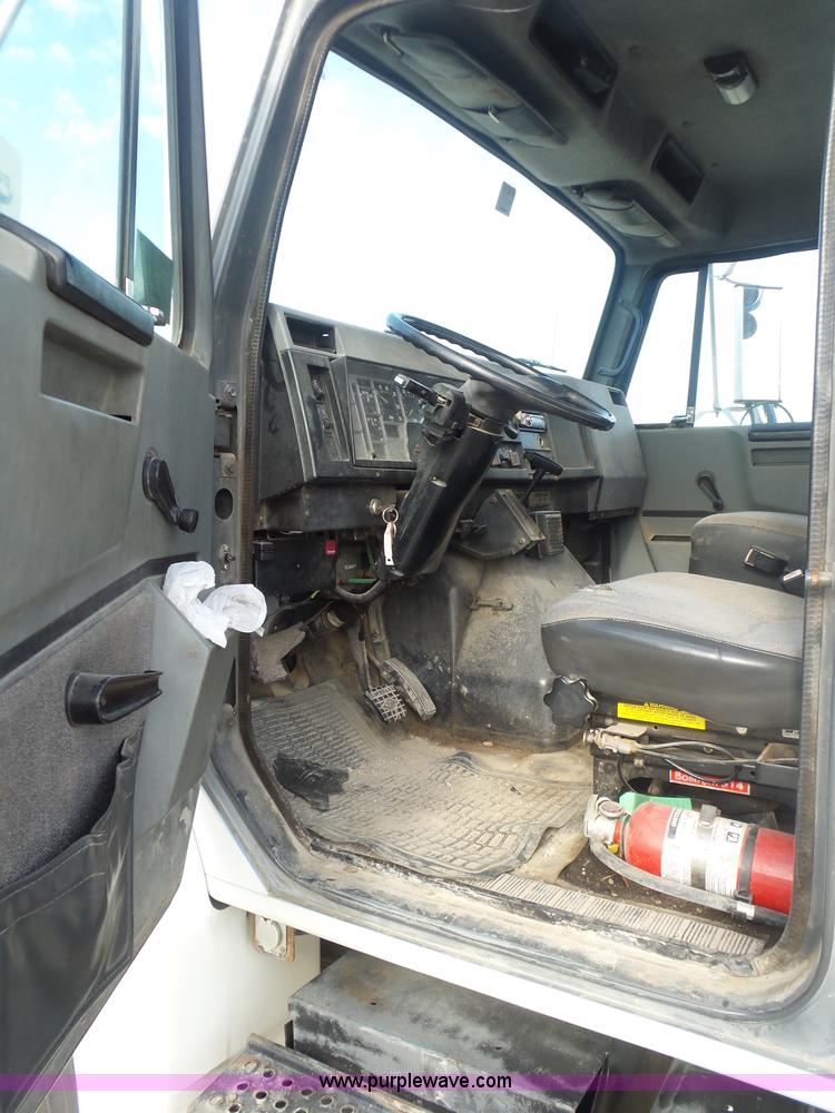 image for item L5894 1993 International 4900 truck with trailer