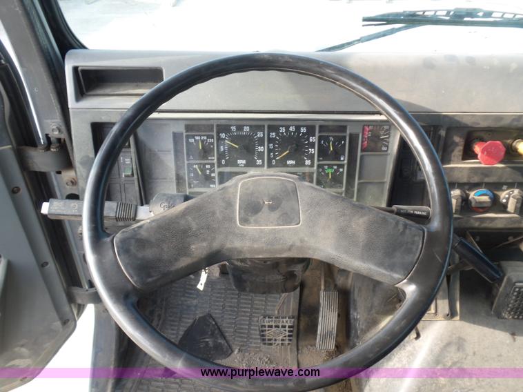 image for item L5894 1993 International 4900 truck with trailer