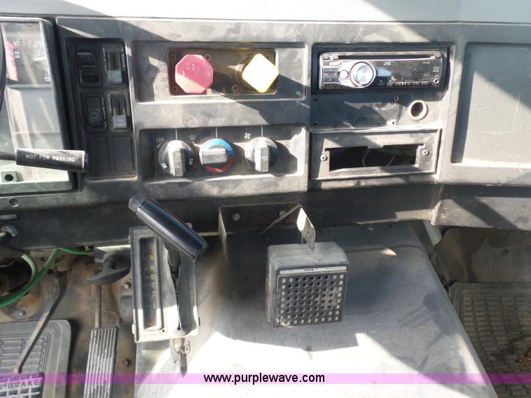 image for item L5894 1993 International 4900 truck with trailer