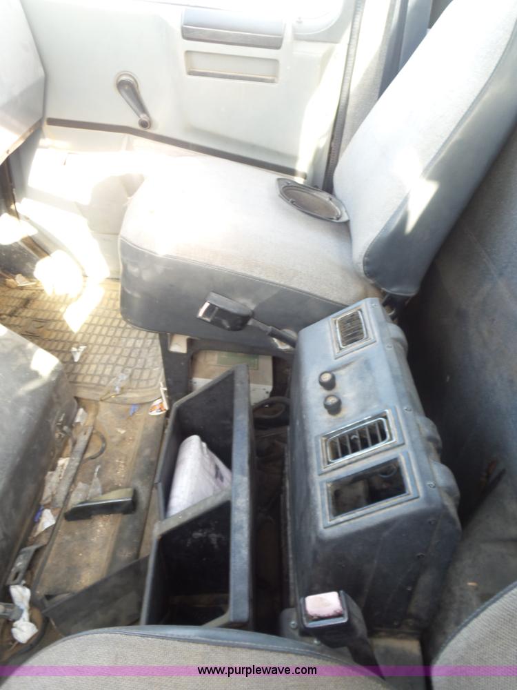 image for item L5894 1993 International 4900 truck with trailer