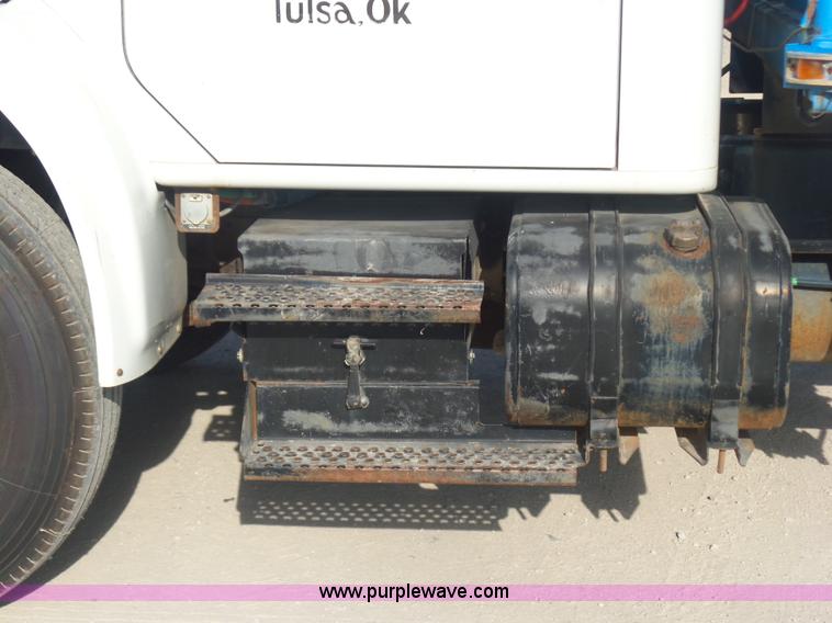 image for item L5894 1993 International 4900 truck with trailer