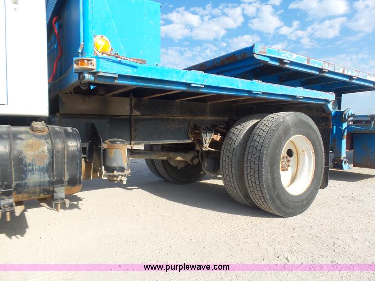 image for item L5894 1993 International 4900 truck with trailer