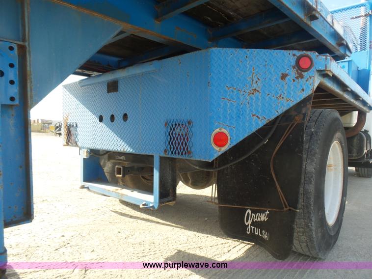 image for item L5894 1993 International 4900 truck with trailer