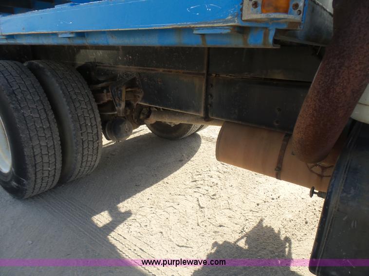 image for item L5894 1993 International 4900 truck with trailer