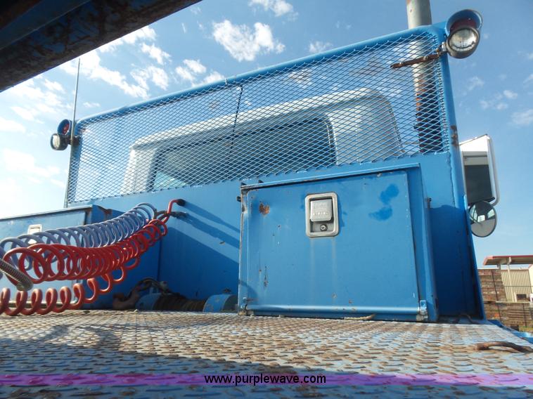 image for item L5894 1993 International 4900 truck with trailer