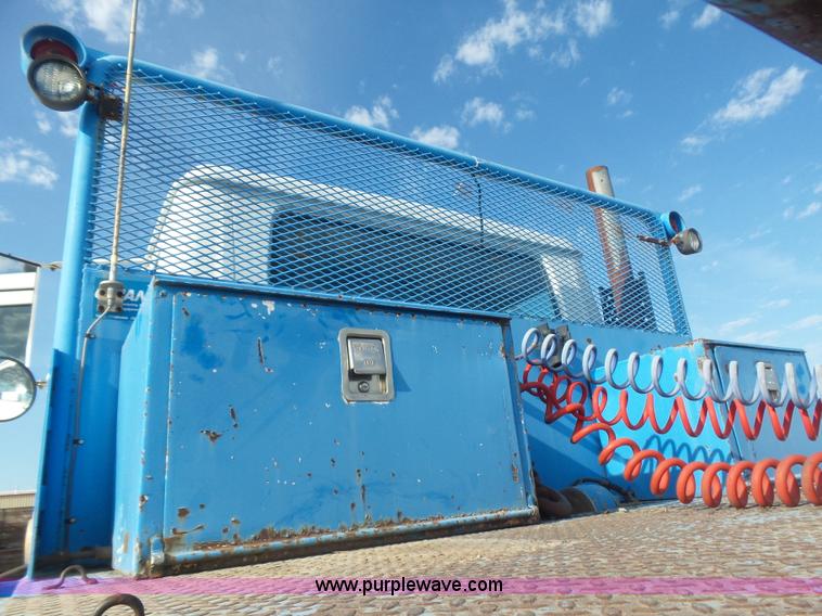 image for item L5894 1993 International 4900 truck with trailer