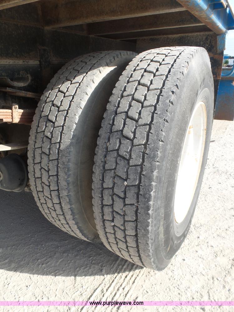 image for item L5894 1993 International 4900 truck with trailer