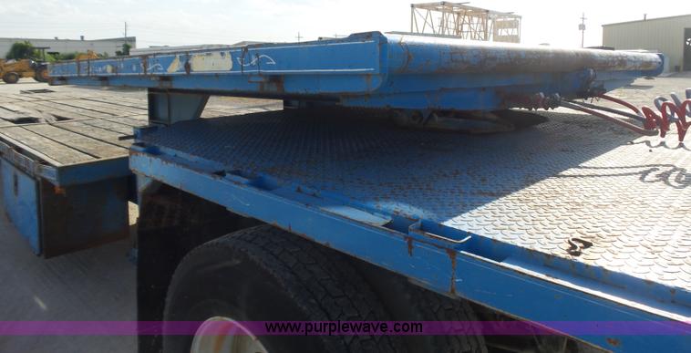 image for item L5894 1993 International 4900 truck with trailer