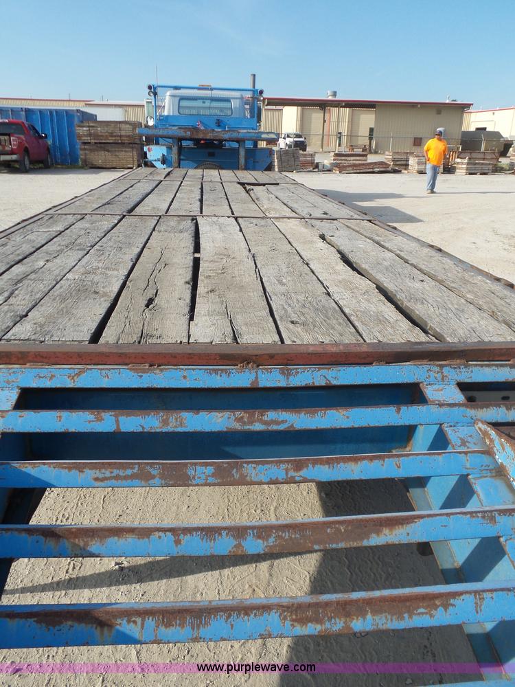 image for item L5894 1993 International 4900 truck with trailer