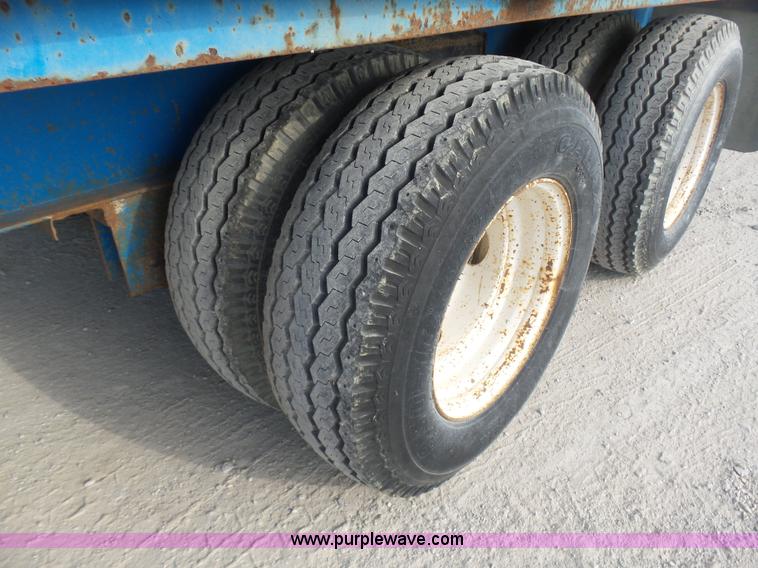 image for item L5894 1993 International 4900 truck with trailer