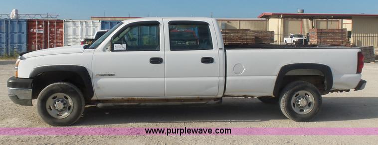 image for item L5895 2004 Chevrolet Silverado 2500HD Crew Cab pickup truck