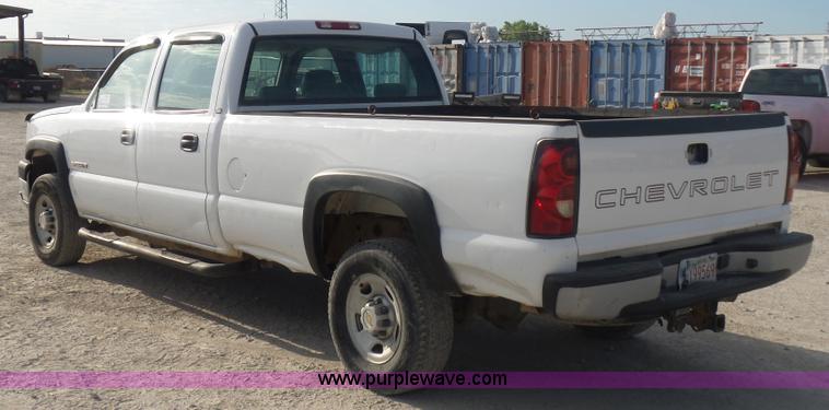image for item L5895 2004 Chevrolet Silverado 2500HD Crew Cab pickup truck