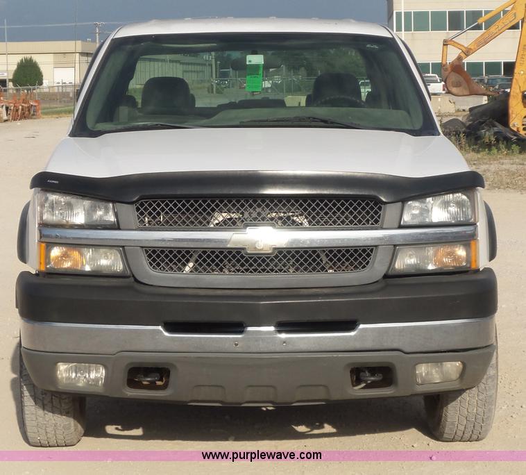 image for item L5895 2004 Chevrolet Silverado 2500HD Crew Cab pickup truck