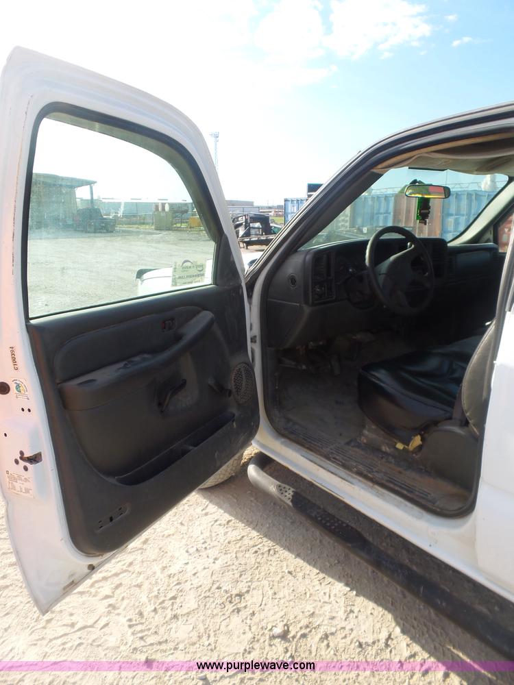 image for item L5895 2004 Chevrolet Silverado 2500HD Crew Cab pickup truck