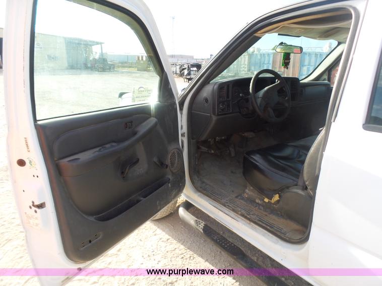 image for item L5895 2004 Chevrolet Silverado 2500HD Crew Cab pickup truck