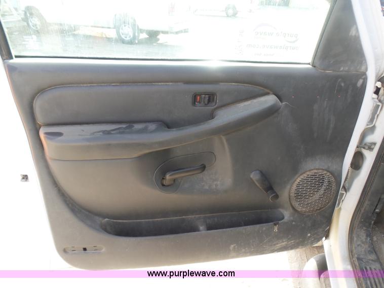 image for item L5895 2004 Chevrolet Silverado 2500HD Crew Cab pickup truck