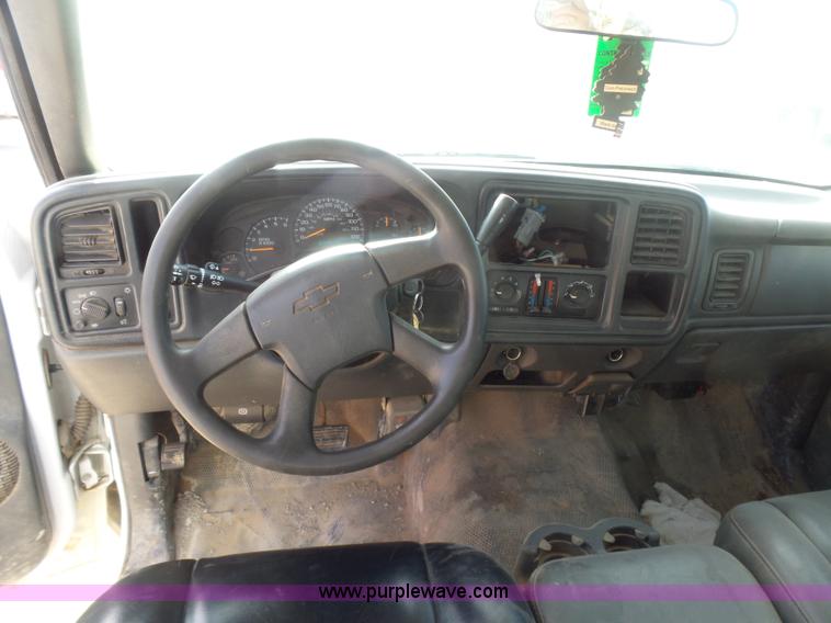 image for item L5895 2004 Chevrolet Silverado 2500HD Crew Cab pickup truck