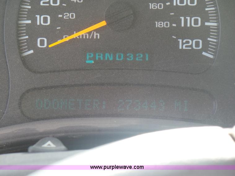 image for item L5895 2004 Chevrolet Silverado 2500HD Crew Cab pickup truck