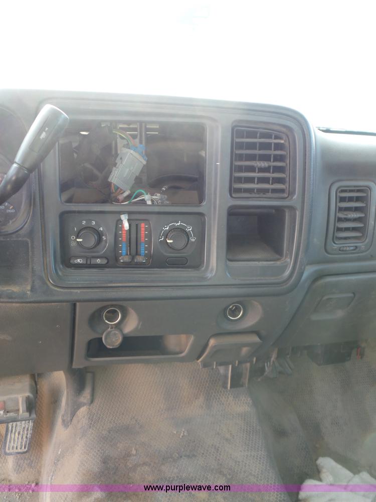 image for item L5895 2004 Chevrolet Silverado 2500HD Crew Cab pickup truck