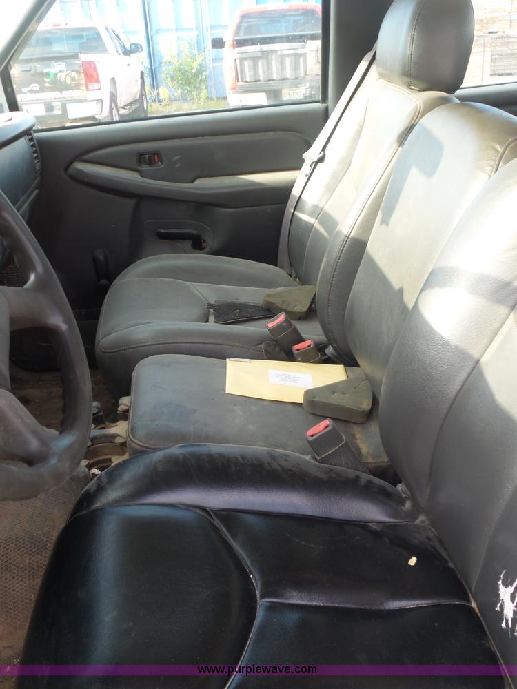 image for item L5895 2004 Chevrolet Silverado 2500HD Crew Cab pickup truck