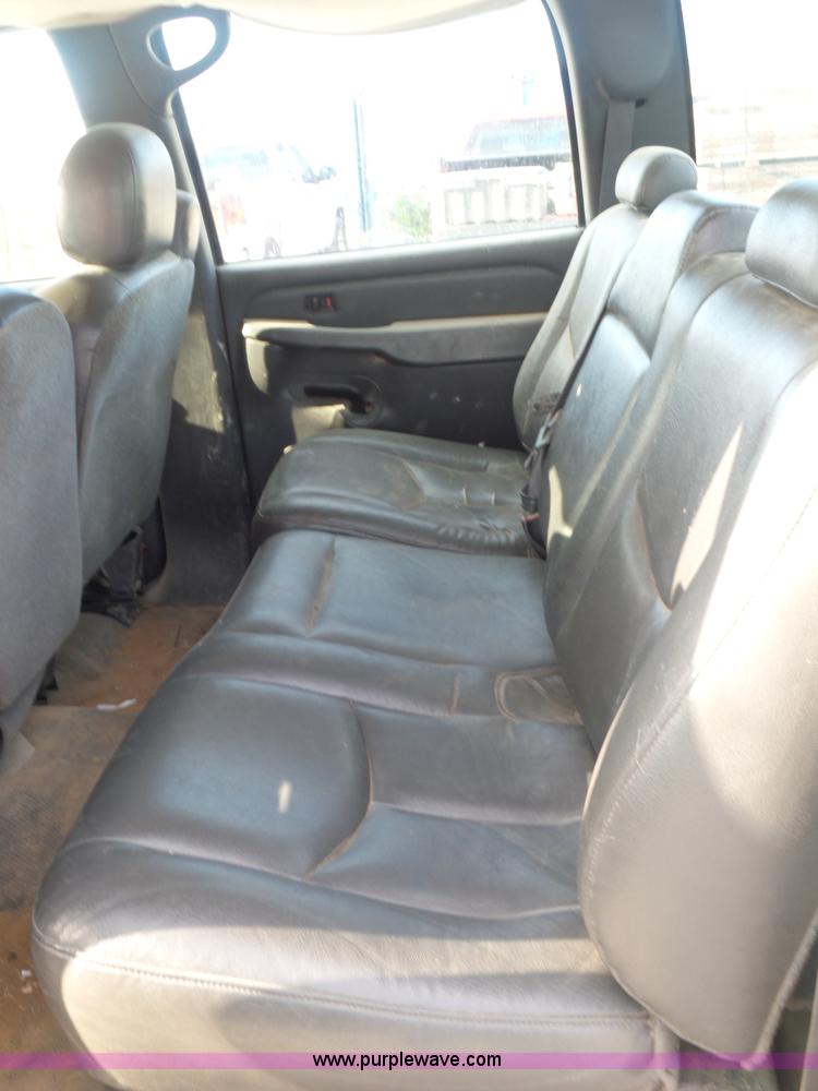 image for item L5895 2004 Chevrolet Silverado 2500HD Crew Cab pickup truck