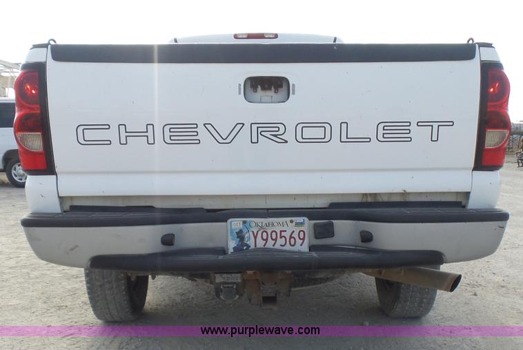 image for item L5895 2004 Chevrolet Silverado 2500HD Crew Cab pickup truck