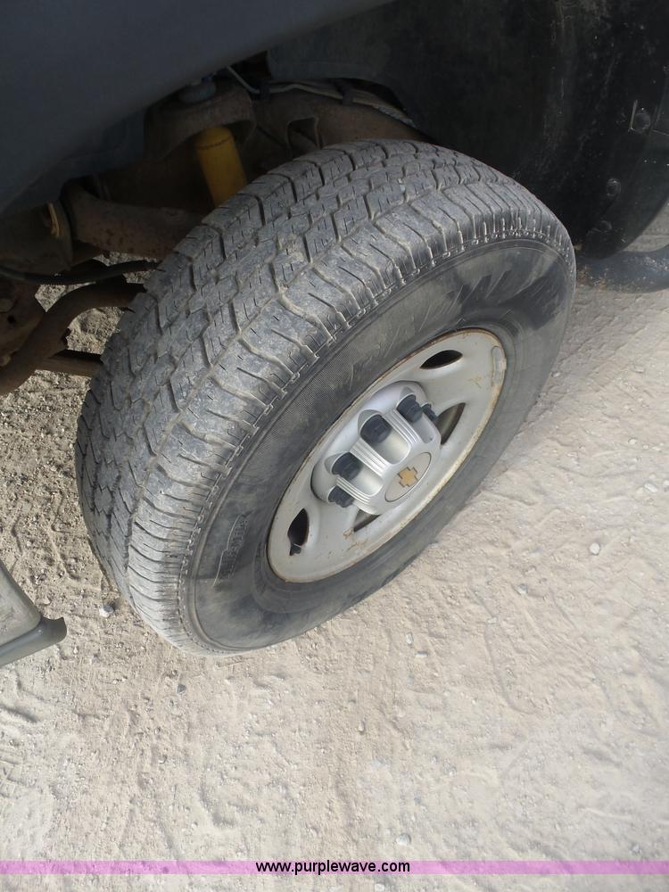 image for item L5895 2004 Chevrolet Silverado 2500HD Crew Cab pickup truck