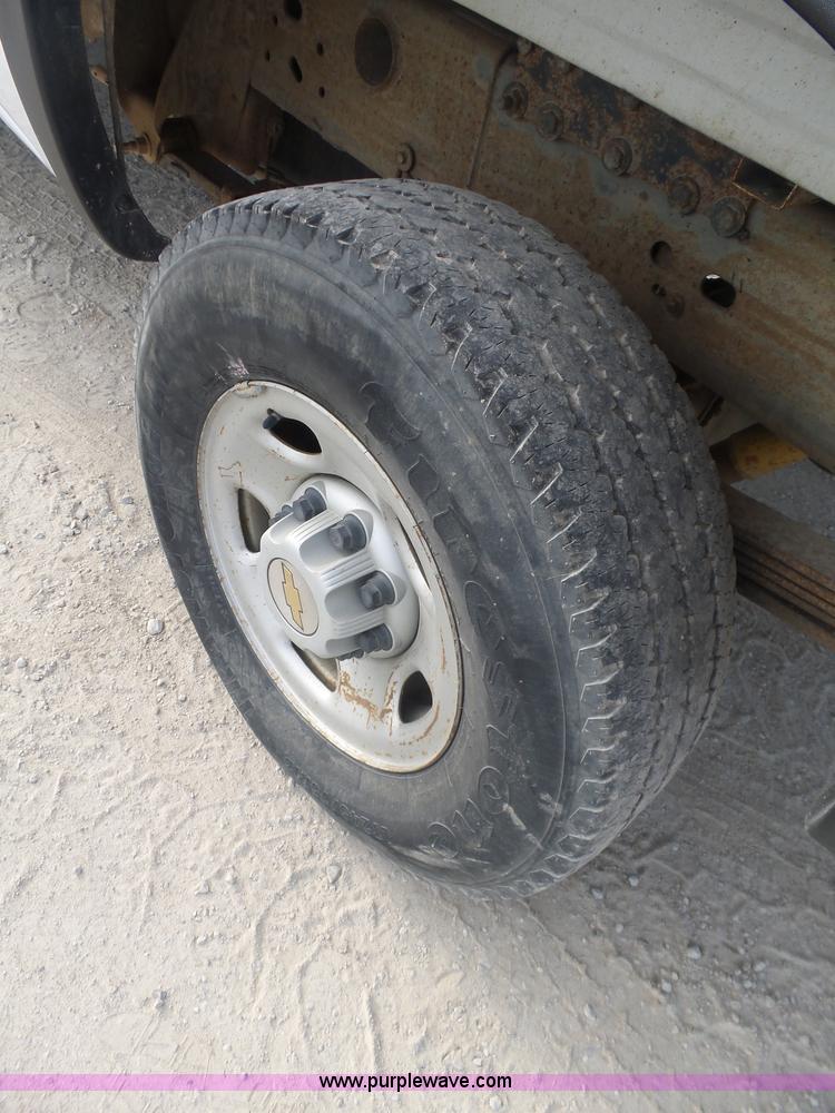 image for item L5895 2004 Chevrolet Silverado 2500HD Crew Cab pickup truck