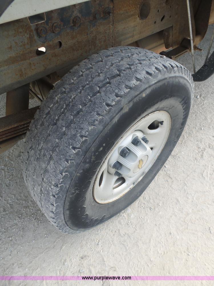 image for item L5895 2004 Chevrolet Silverado 2500HD Crew Cab pickup truck