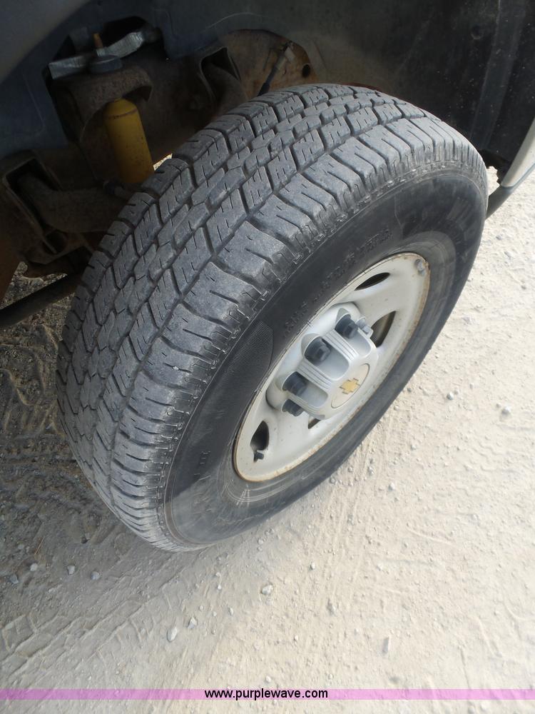 image for item L5895 2004 Chevrolet Silverado 2500HD Crew Cab pickup truck